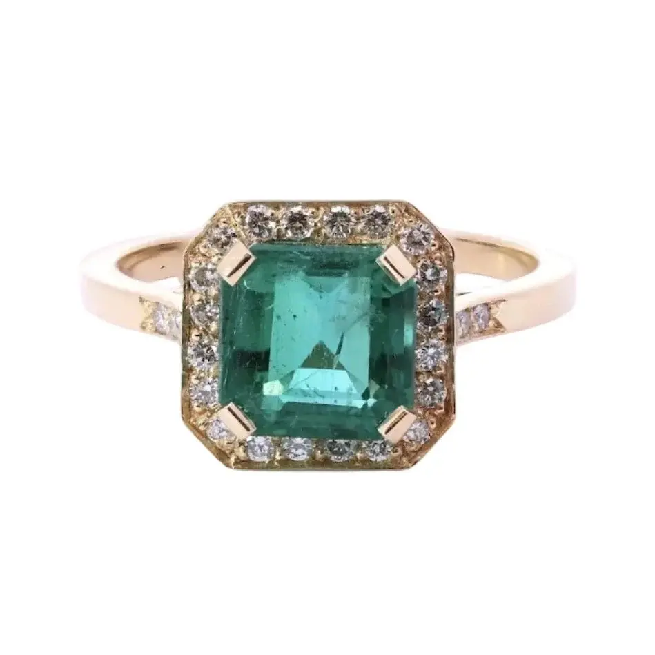 Bague Entourage en or jaune, émeraude et diamants