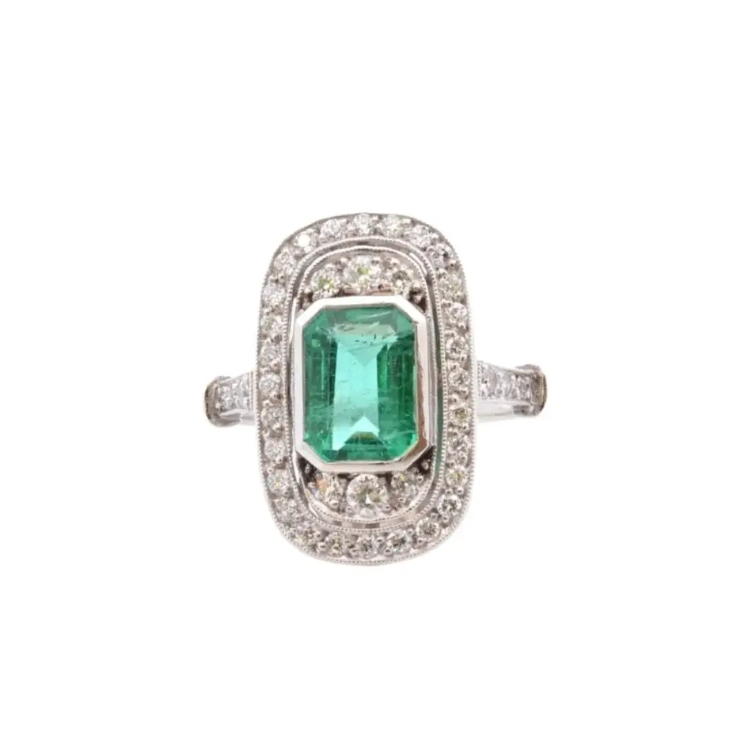 Bague marquise en platine, émeraude et diamants