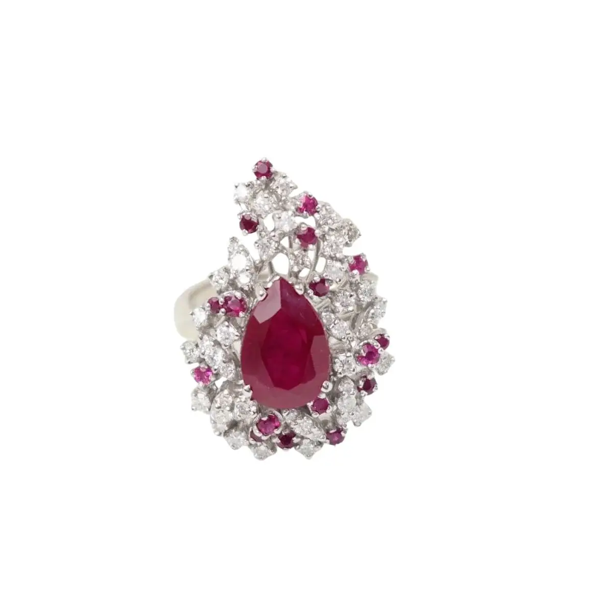 Bague cocktail en or blanc, rubis et diamants