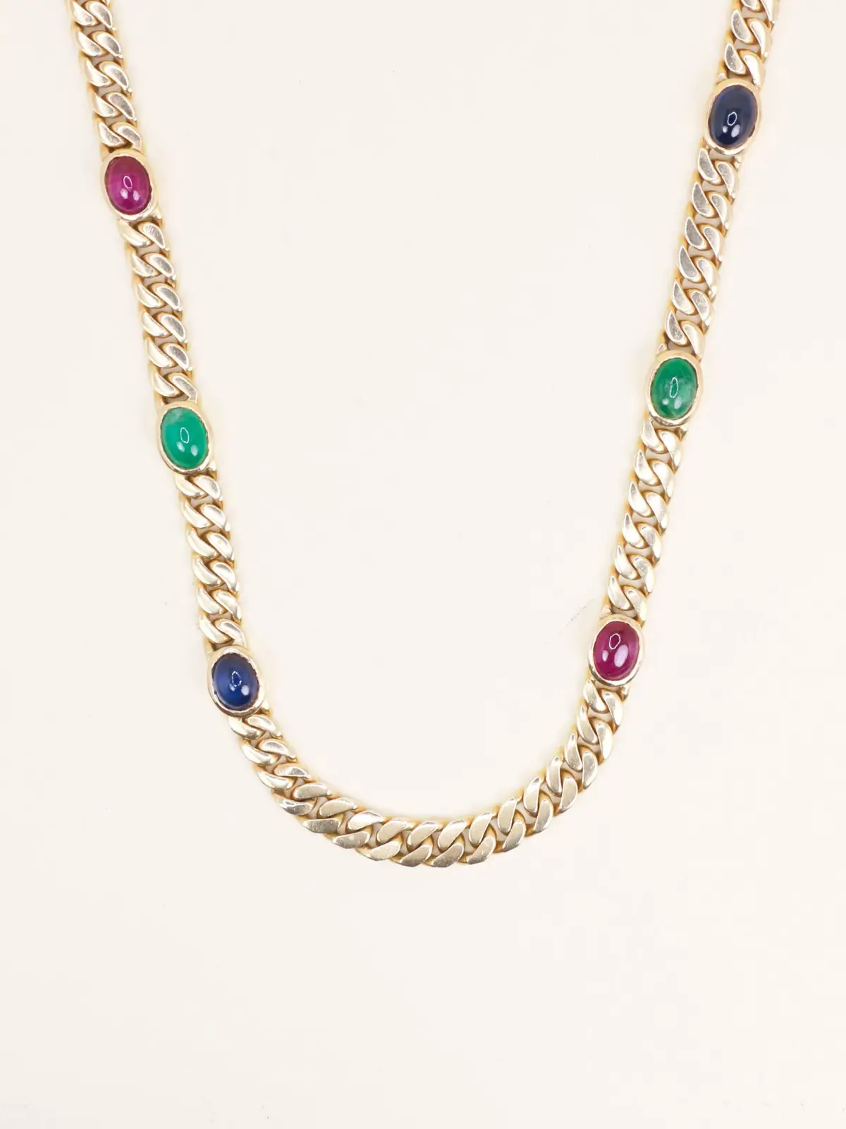 Collier Sautoir en or jaune, émeraudes, saphirs et rubis