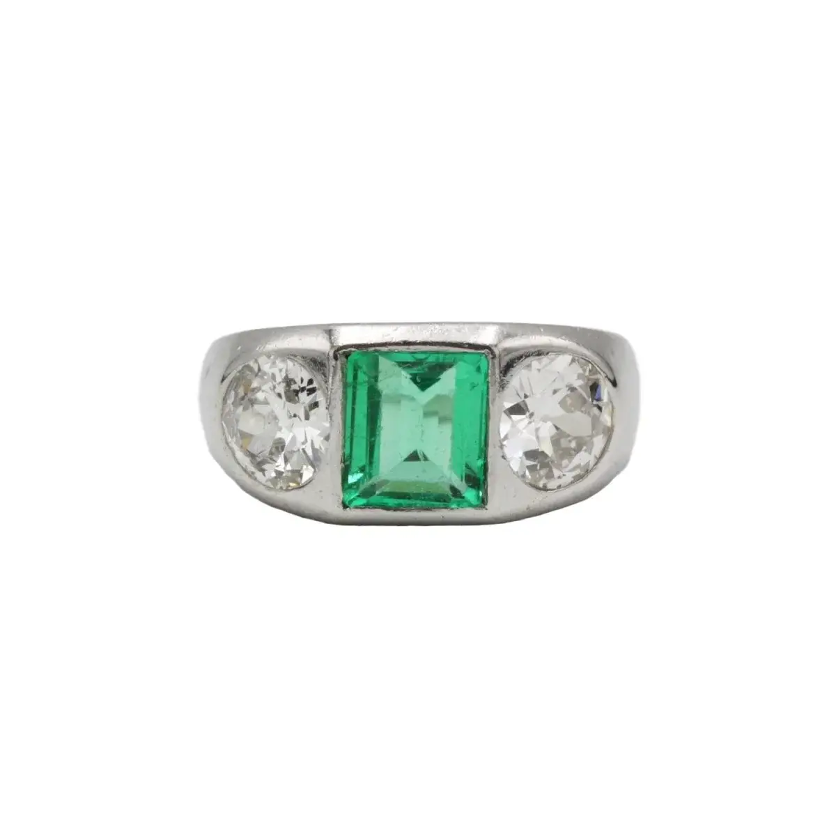 Bague en platine, émeraude et diamants
