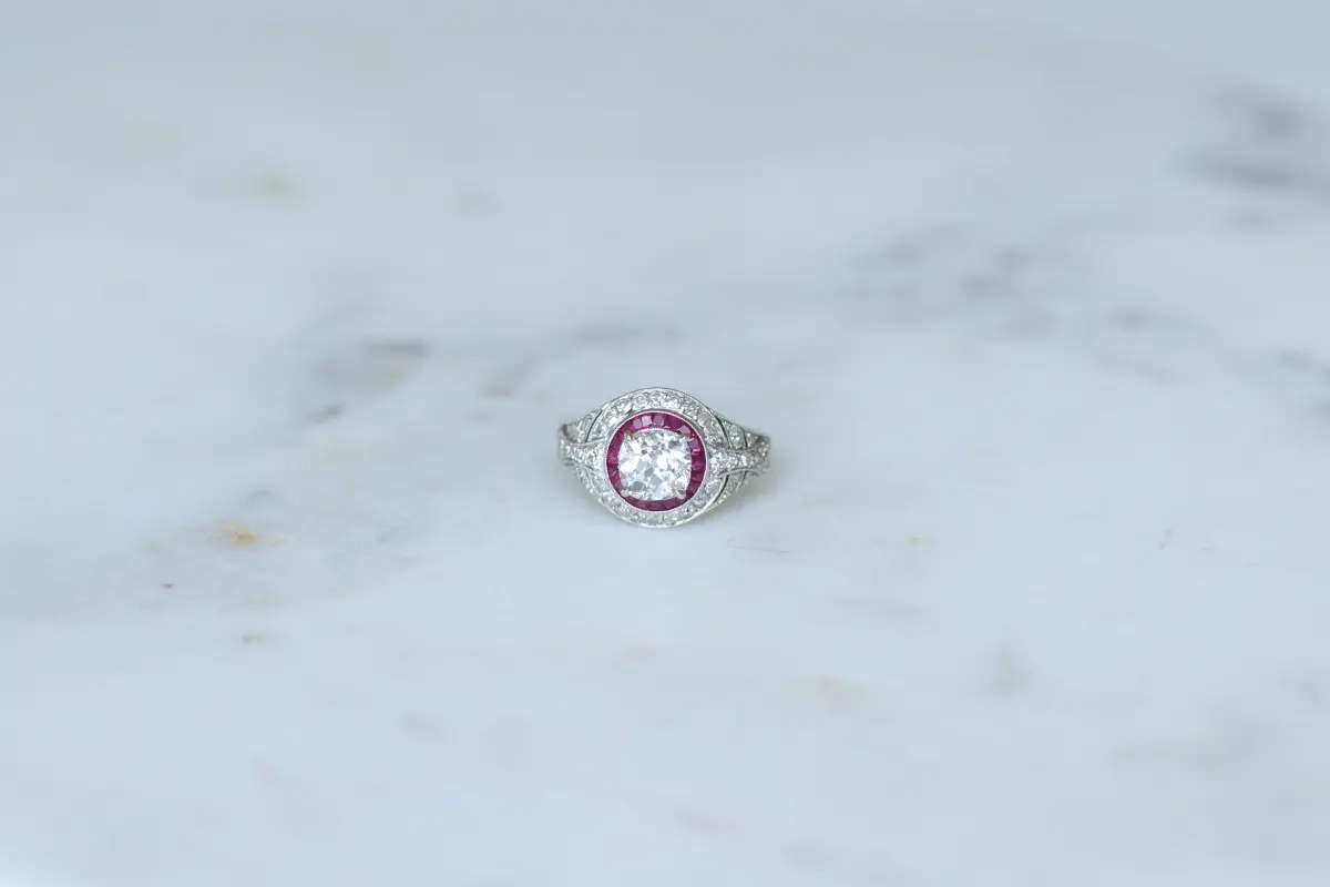 Bague Dôme en platine, rubis et diamants