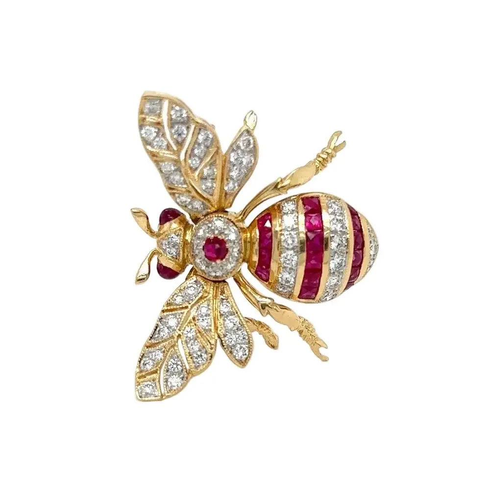 Broche en or jaune, rubis et diamants