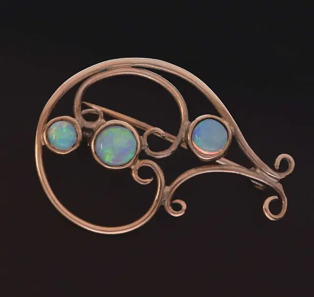 Art Nouveau-style 9ct gold brooch