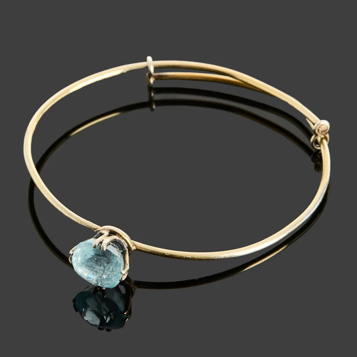 ARMRING, förgylld metall med en akvamarin.