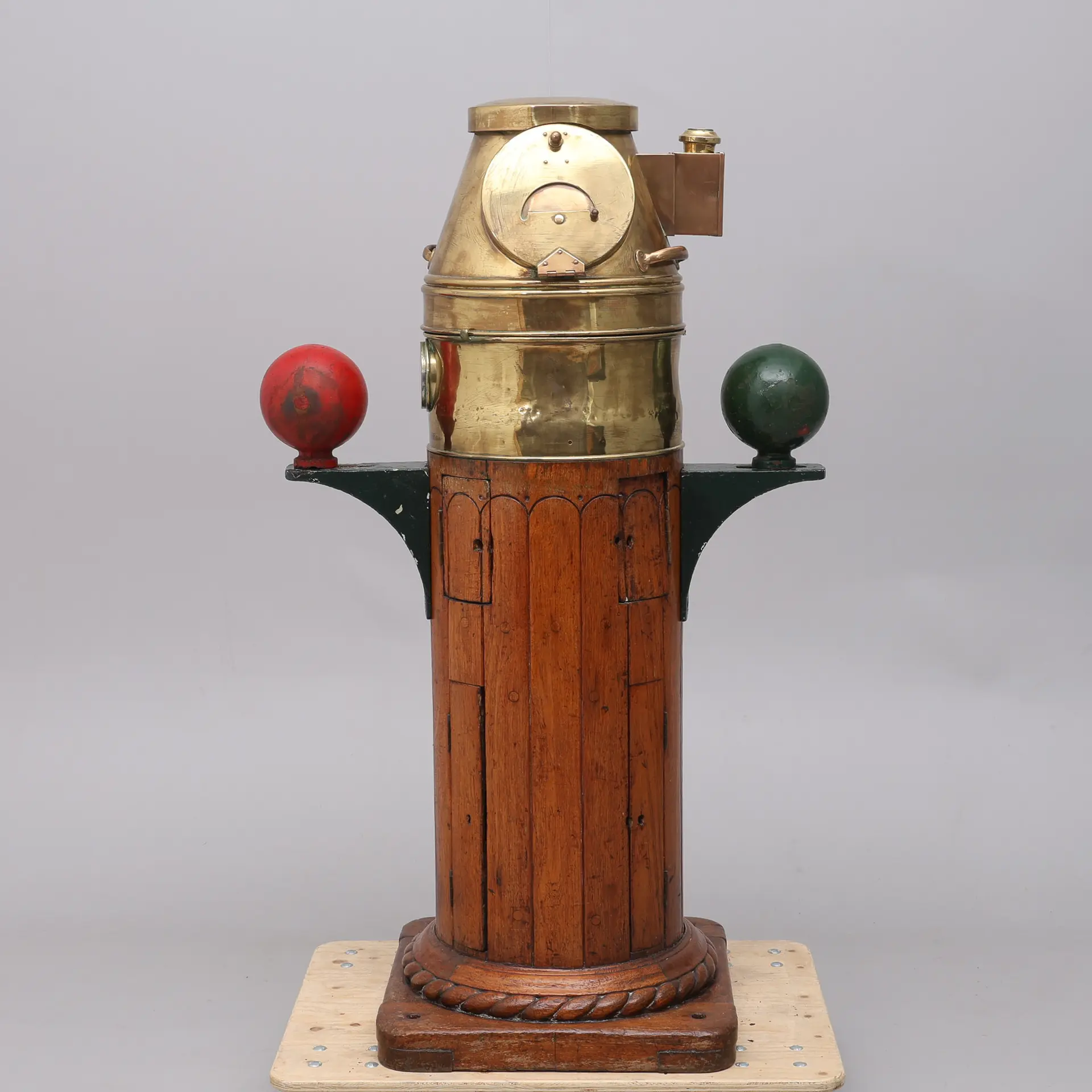 KOMPASS MED NAKTERHUS OCH AZIMUTCIRKEL/COMPASS, BINNACLE AND AZIMUTH