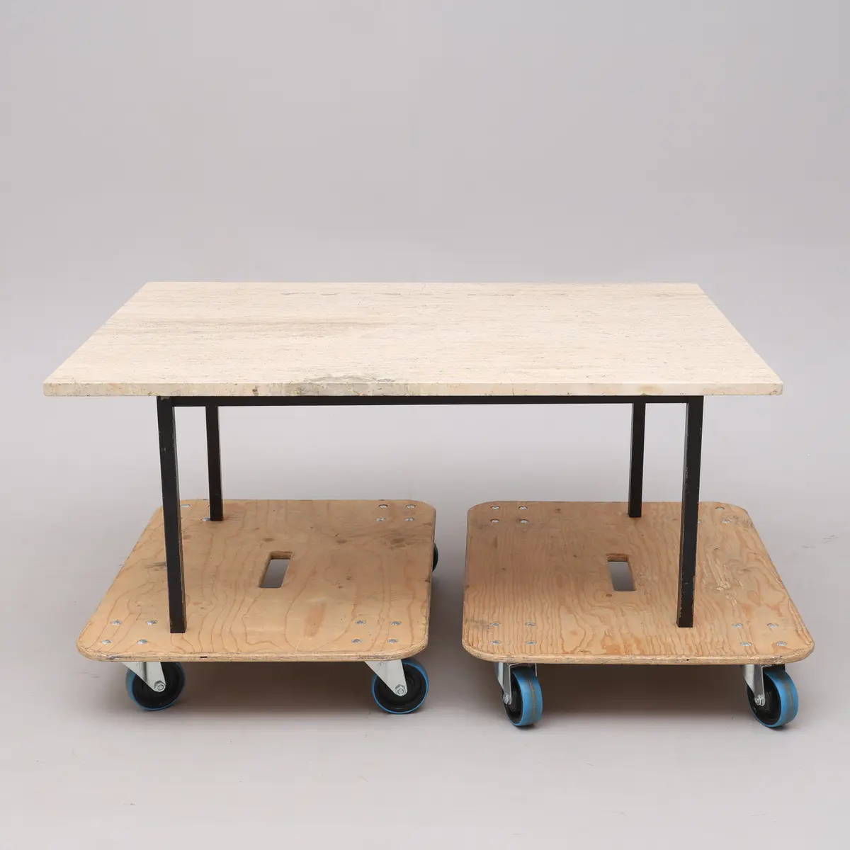 SOFFBORD, TRAVERTINSKIVA MED METALLUNDERREDE, 1960-TAL.