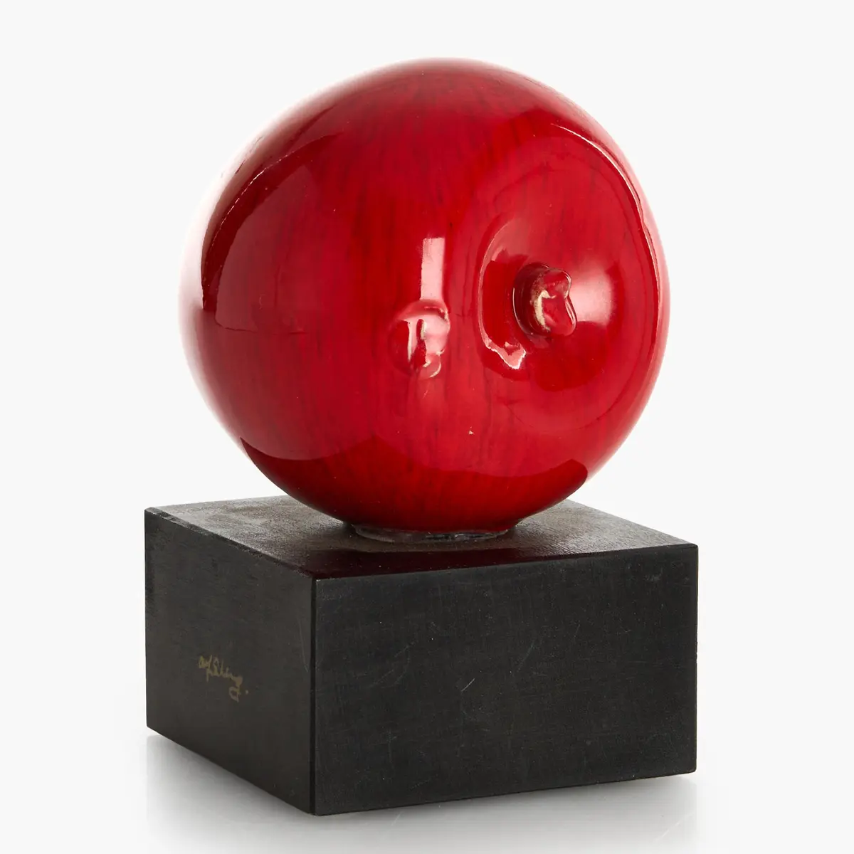 ALF EKBERG. Skulptur, Äpple, rödglaserad keramik, på träsockel, signerad.