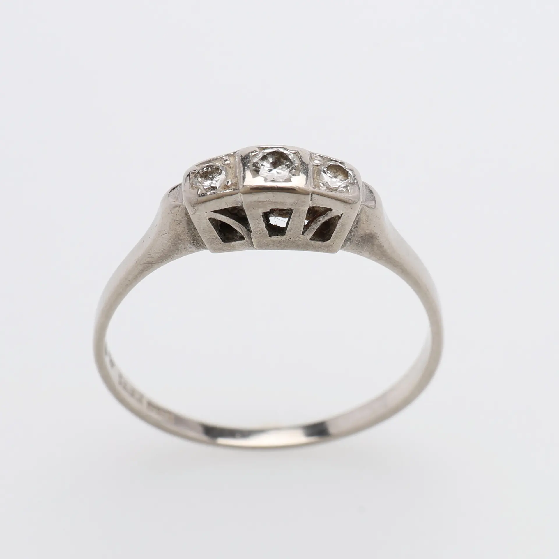 RING, 18K VITGULD & GAMMALSLIPADE DIAMANTER OM SAMMANLAGT 0,12 CT