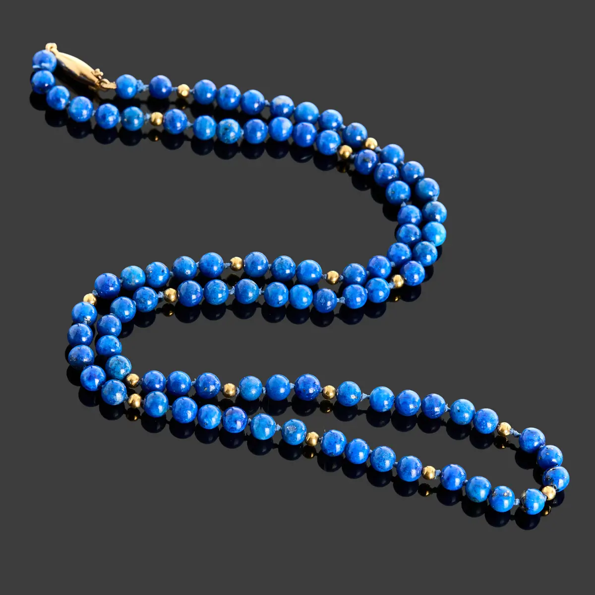 COLLIER, lapis lazulipärlor med mellanliggande 18k guldpärlor samt