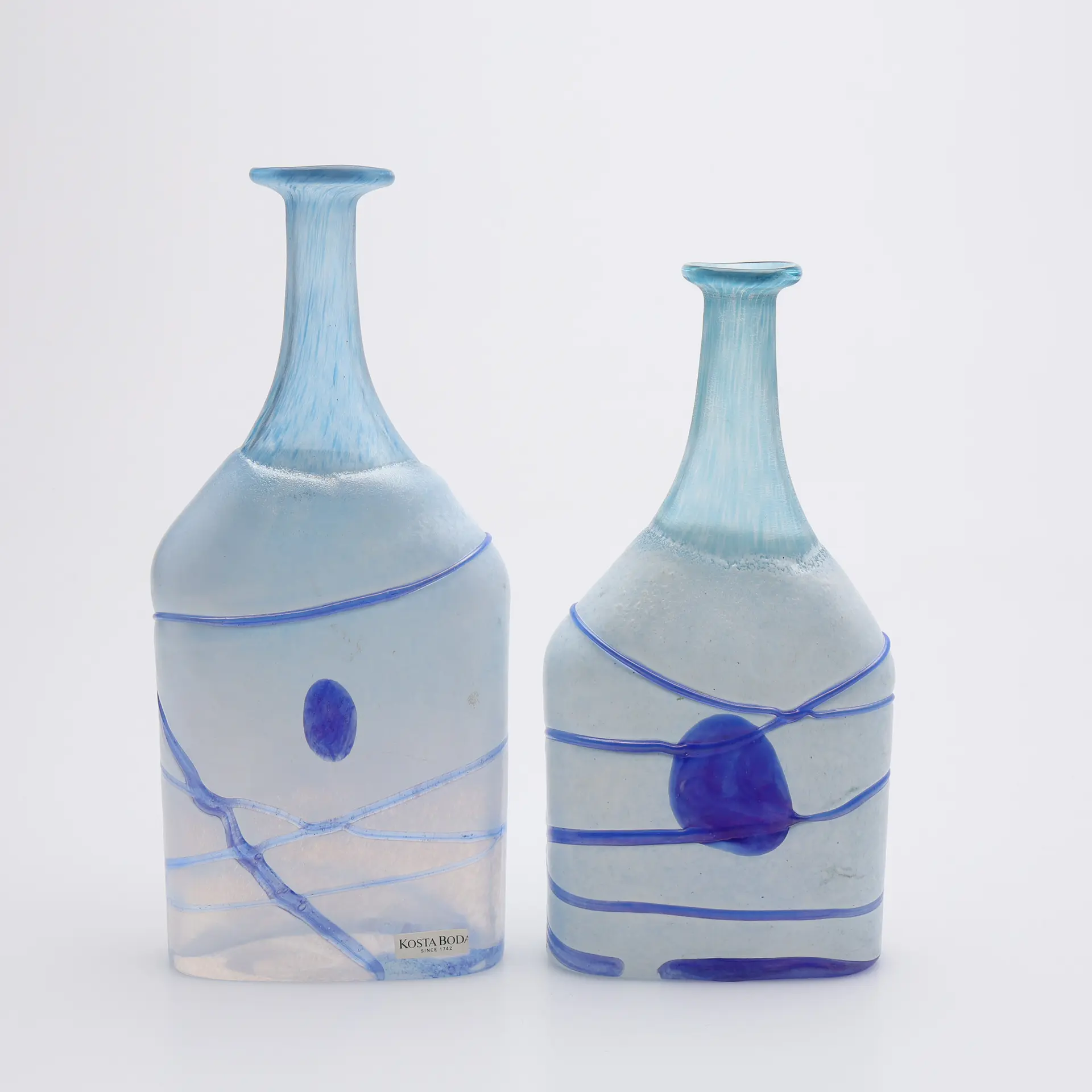 BERTIL VALLIEN. VASER, TVÅ STYCKEN, "GALAXY BLUE", KOSTA BODA.