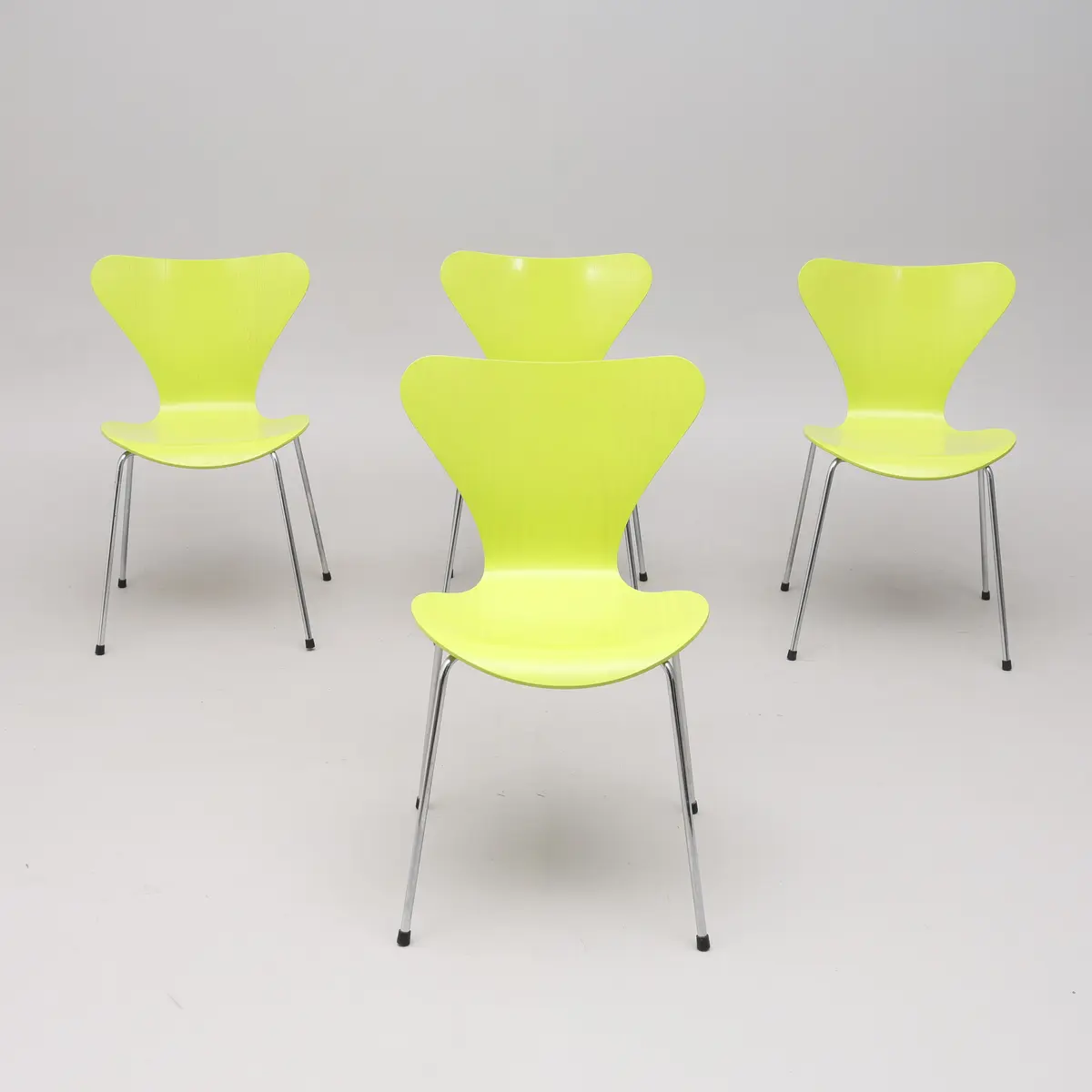 ARNE JACOBSEN. STOLAR, 4 ST, "SJUAN", FÖR FRITZ HANSEN, 1999.