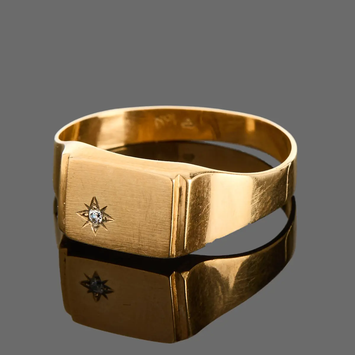 KLACKRING, 18k guld med en cubic zirkon.