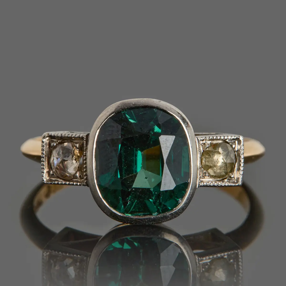 RING, 18k guld samt vitguld, mörkgrön syntetisk spinel med 2 st rosenslipade