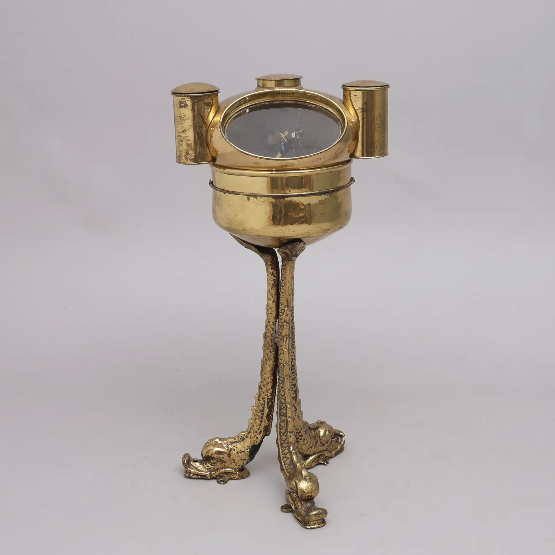 KOMPASS MED NAKTERHUS OCH AZIMUTSPEGEL/COMPASS, BINNACLE AND AZIMUTH