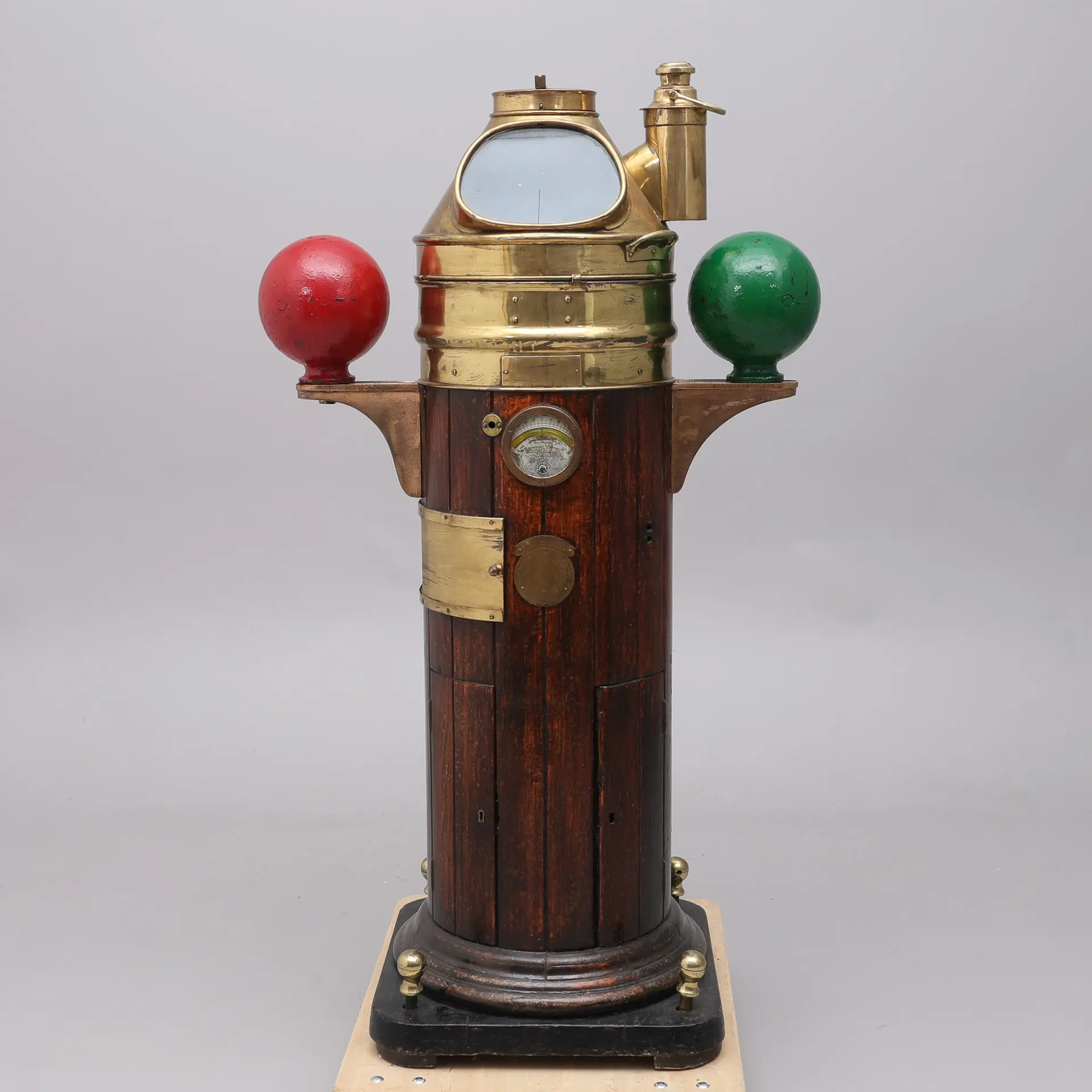 KOMPASS OCH NAKTERHUS/COMPASS AND BINNACLE, Kelvin, Bottomley & Baird