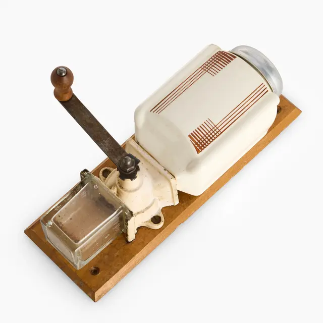 KAFFEKVARN, vägghängd, 1930-tal. Träsockel, behållare i flintgods