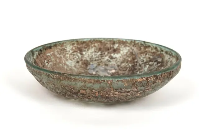 Large bowl with a slightly flared rim - Lot 242