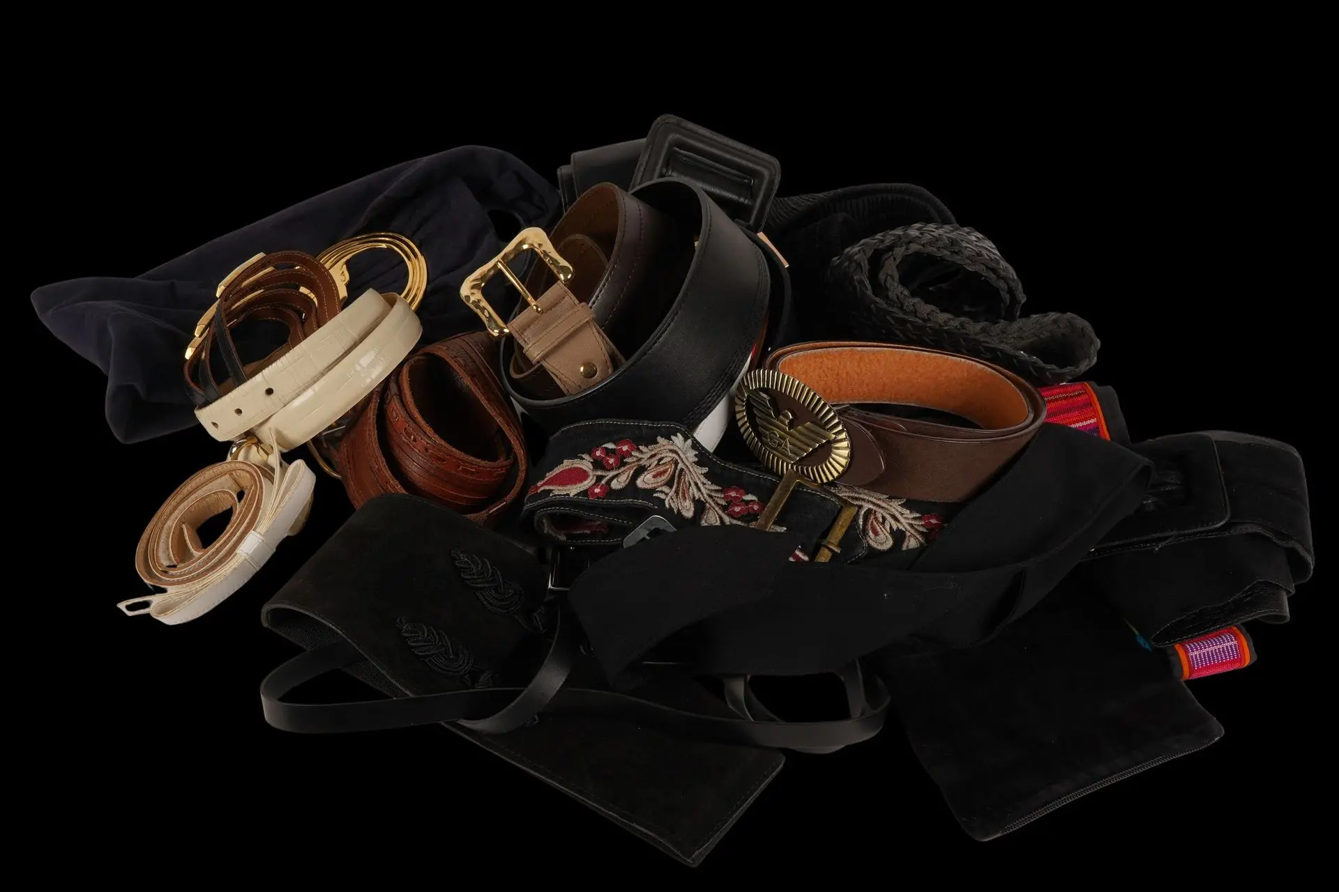 A great selection of belts in various sizes and materials, i - Lot 40