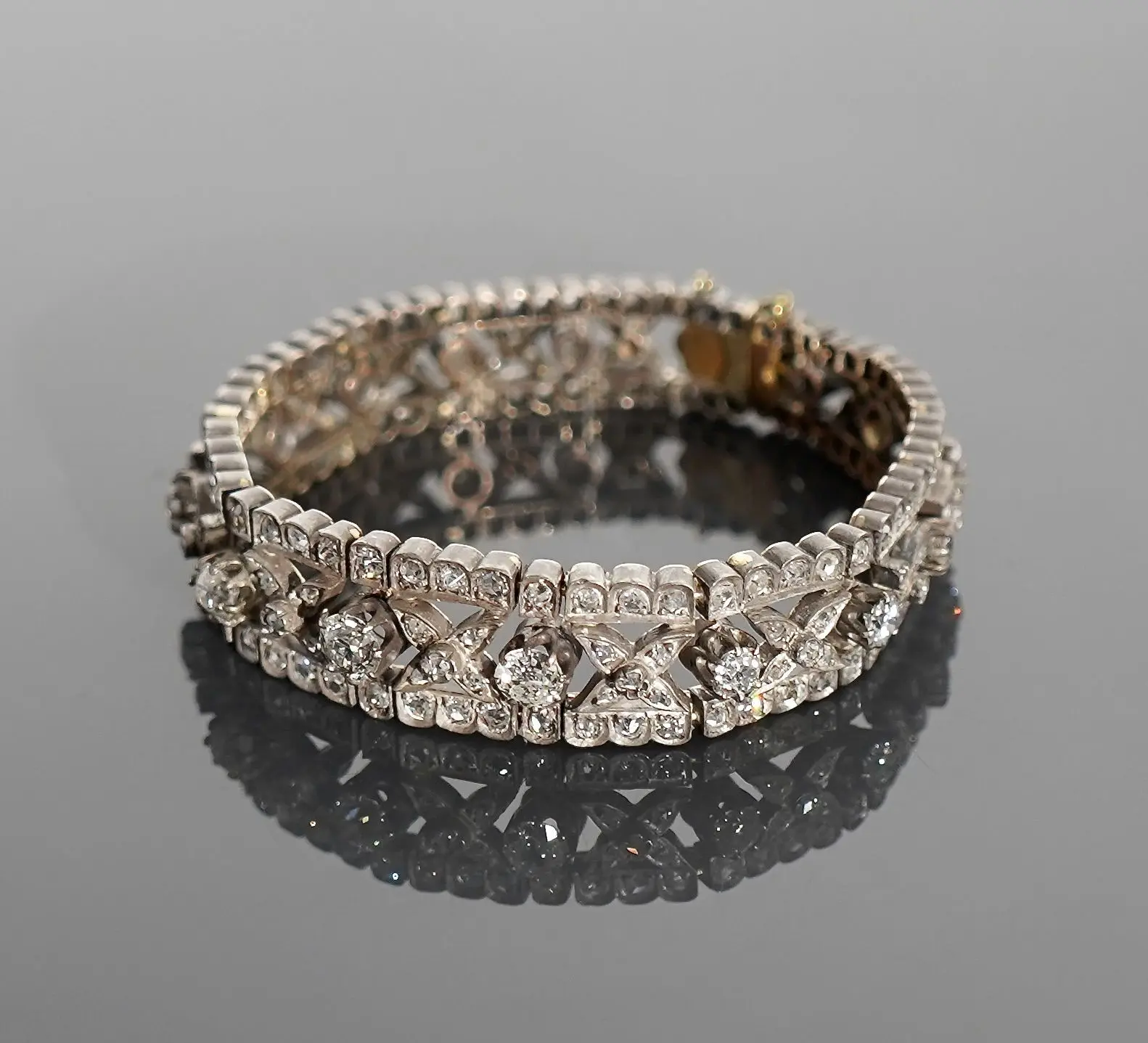 A bracelet made of silver with a fineness greater than 800 m - Lot 131
