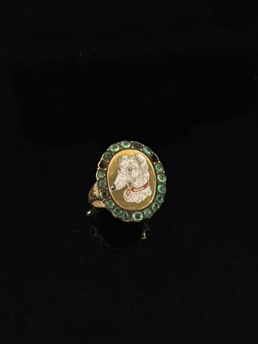 An 18k yellow gold (750) ring with an oval setting, featurin - Lot 123
