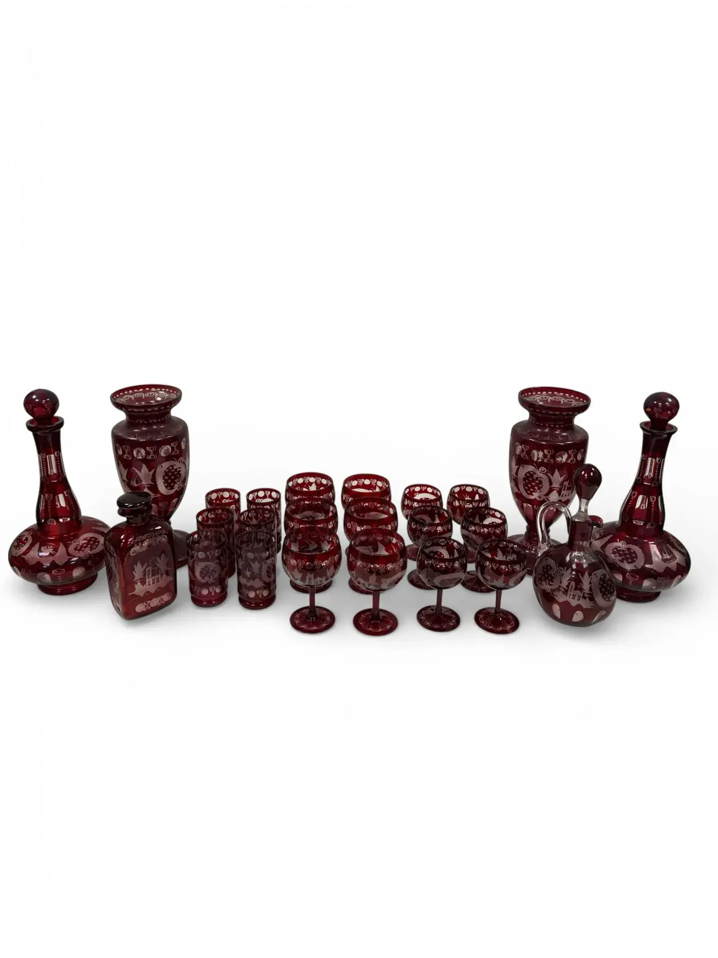 Important Bohemian cut crystal service decorated with landsc - Lot 405