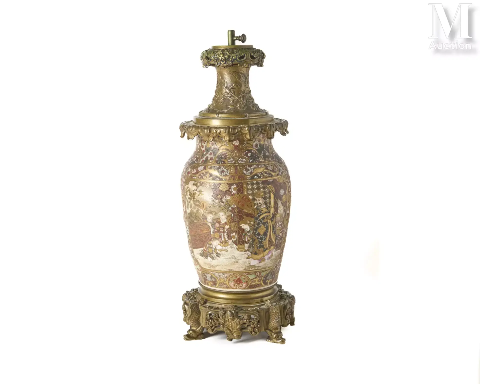 JAPON, XIXe siècle Vase en faïence de Satsuma