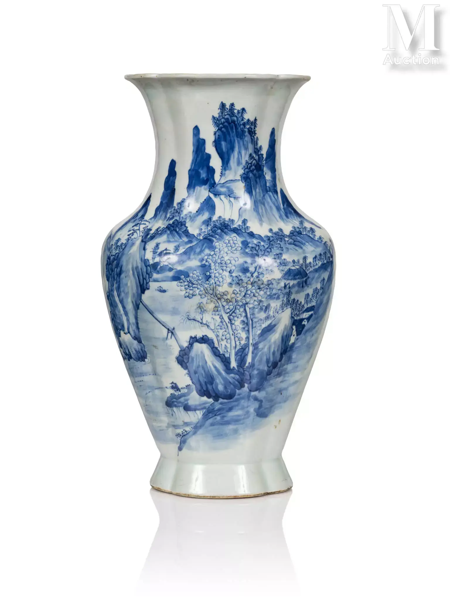 CHINE, XIXe siècle Vase en porcelaine