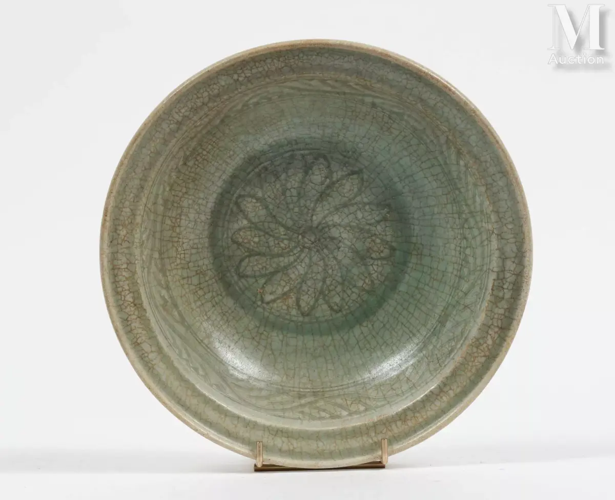 CHINE, Dynastie Ming Plat en porcelaine à couverte céladon