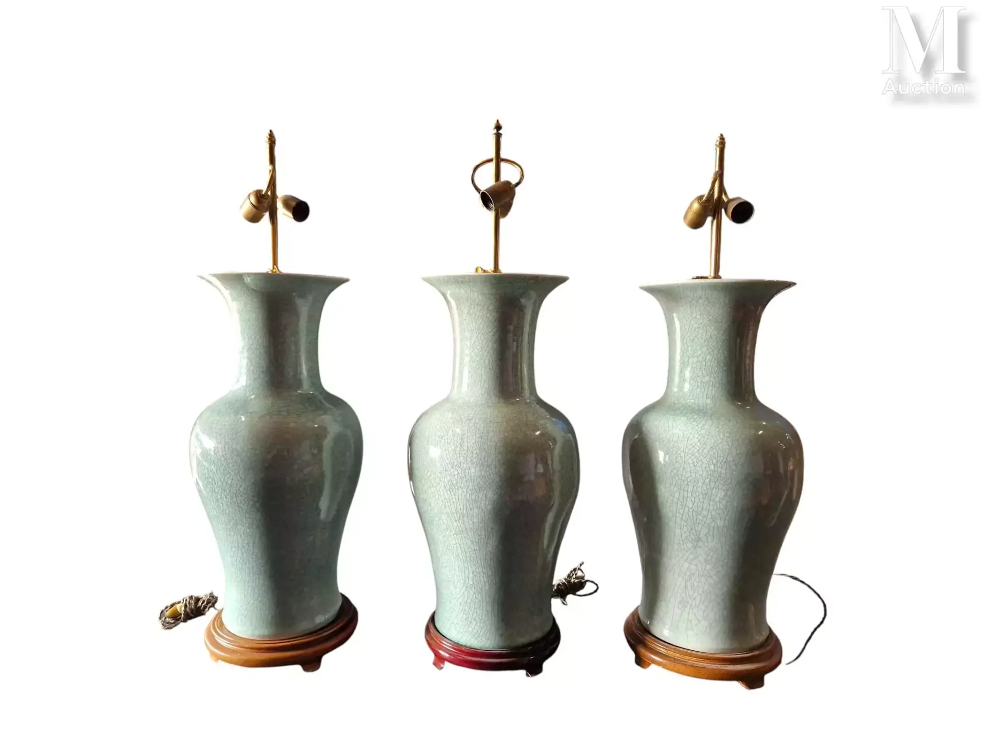CHINE, XXème Suite de trois grands vases de modèle similaire
