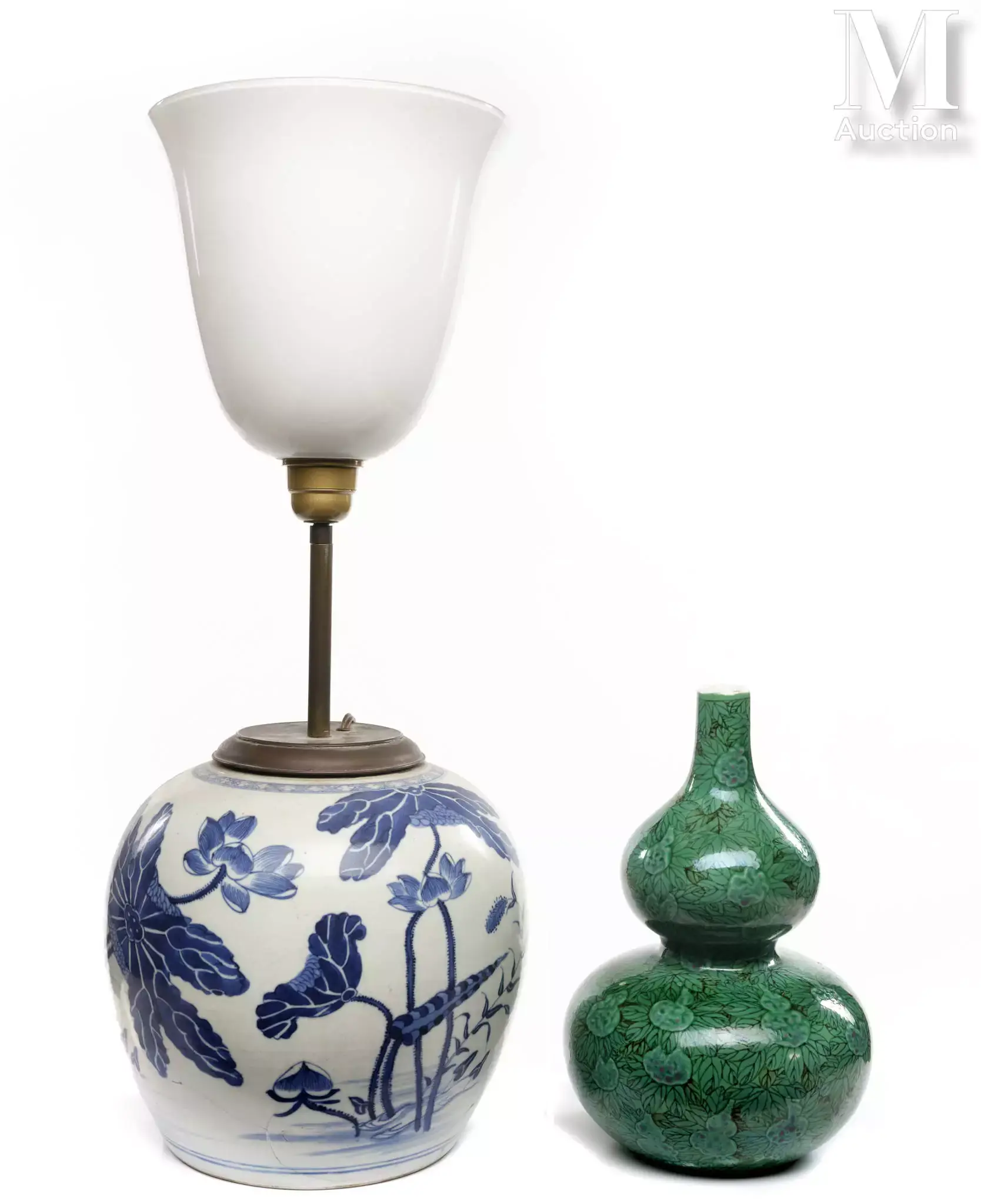 CHINE, XIXe siècle Ensemble de deux vases en porcelaine
