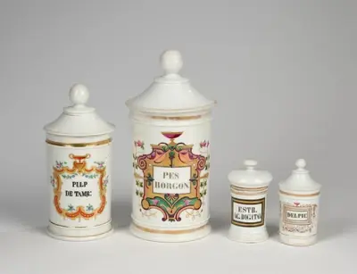Vier französische Apothekenstandgefässe