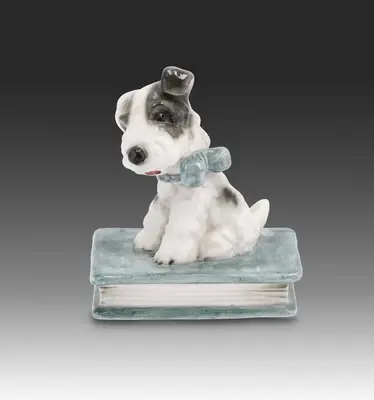 Ida Meisinger, Sitzender Foxterrier mit Schleife auf Sockel als Buch