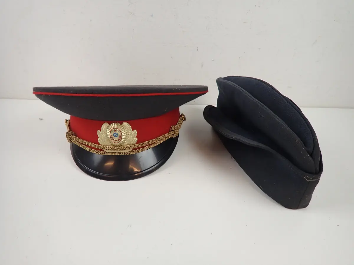 2 st MILITÄRA HUVUDBONADER