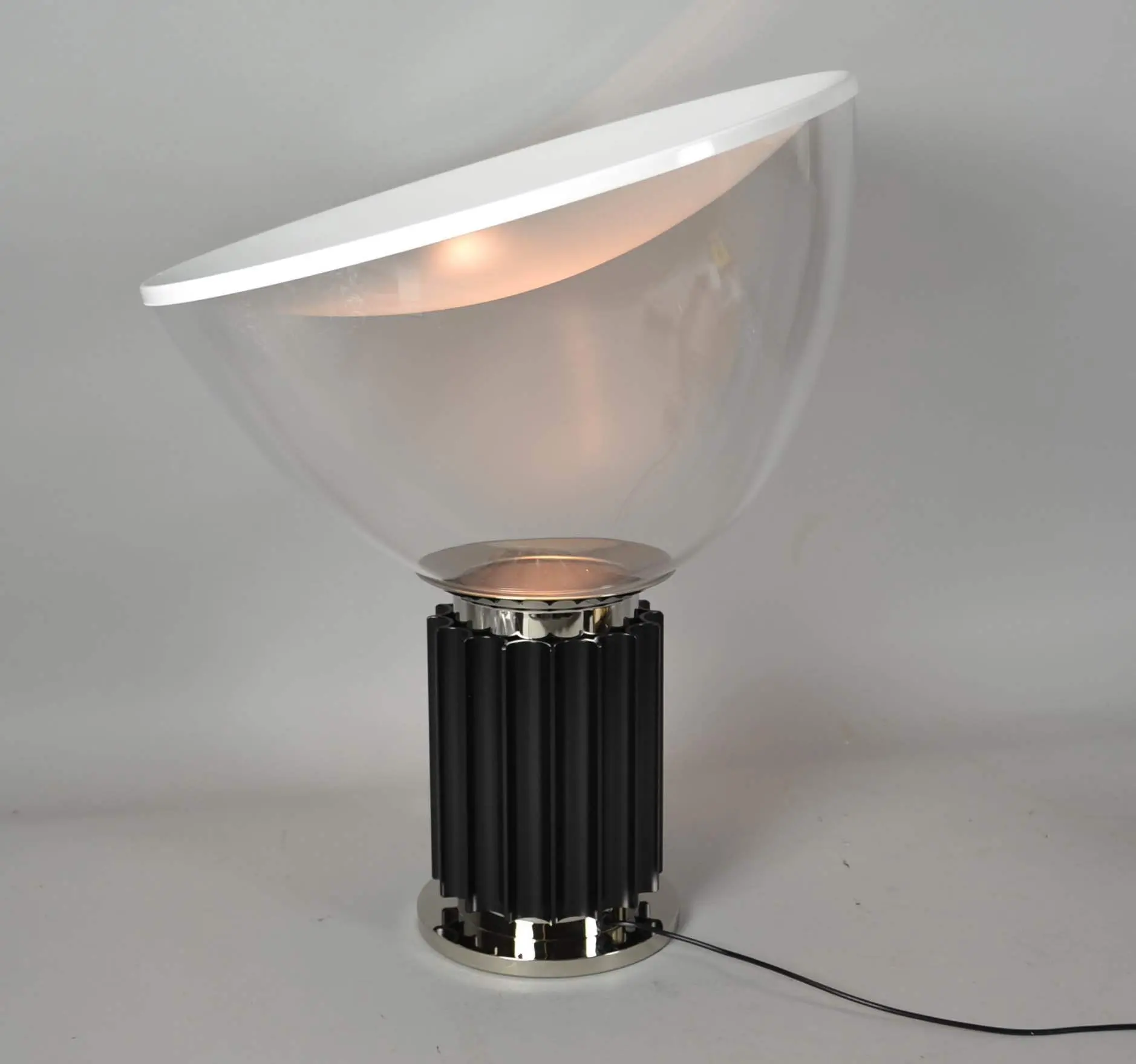 ACHILLE U. PIER GIACOMO CASTIGLIONI. TACCIA SMALL LEUCHTE FÜR FLOS.