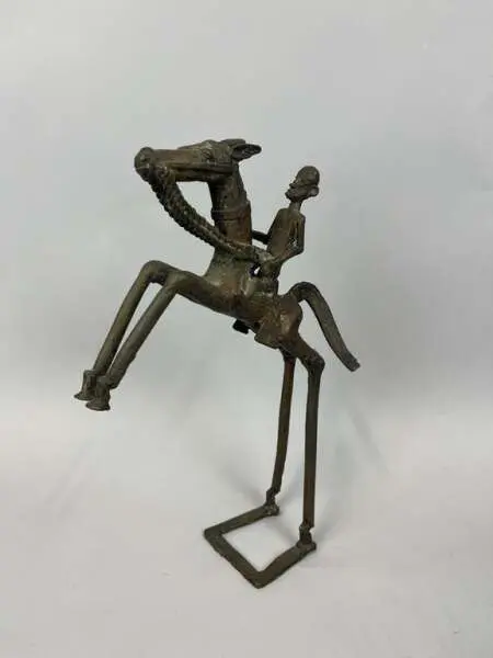 Copper alloy statuette with a dark patina, depicting a figur - Lot 231
