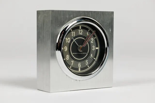 Mercedes–Benz – Alarm clock No reserve