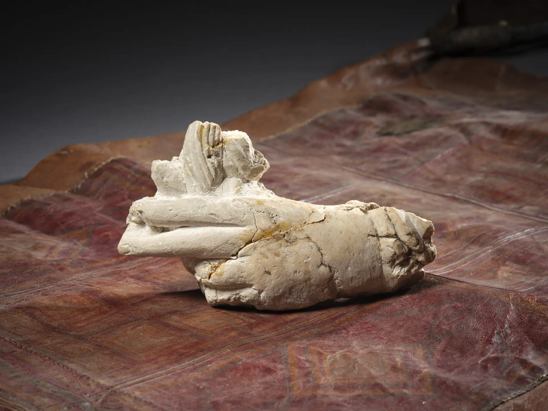 FRAGMENT DE MAIN SCULPTÉE AYANT APPARTENU À JEAN MERMOZ ÉVOQUANT SES
