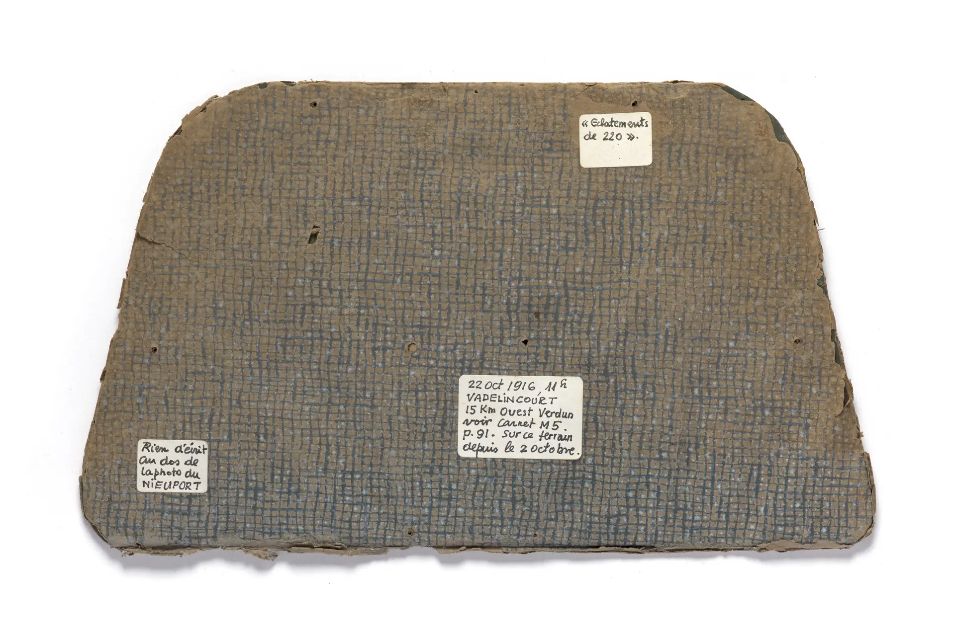 FRAGMENT DE CARTON FORT RECOUVERT DE PAPIER PROVENANT PROBABLEMENT