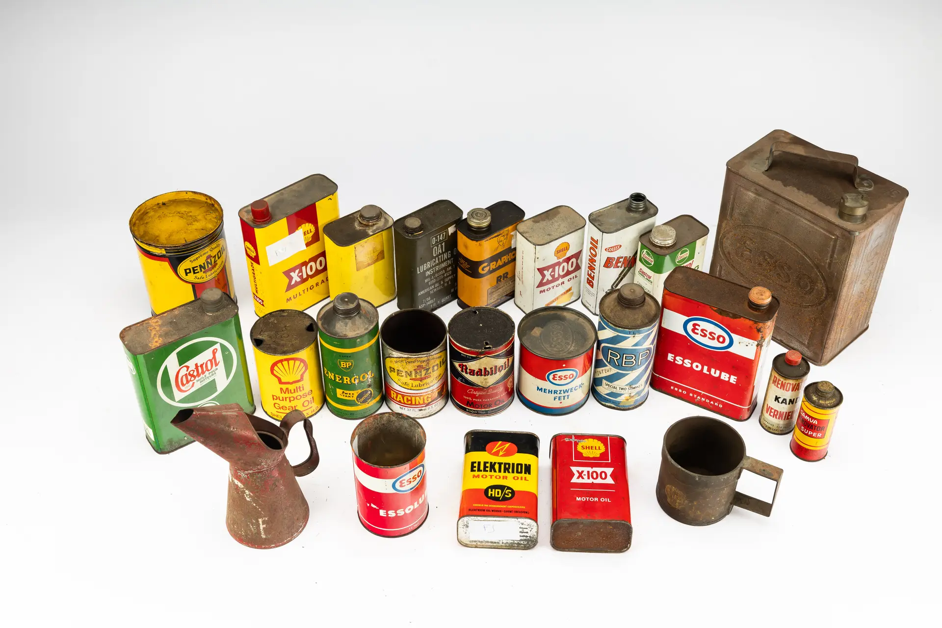 Oil cans, bottles and automobilia containers No reserve