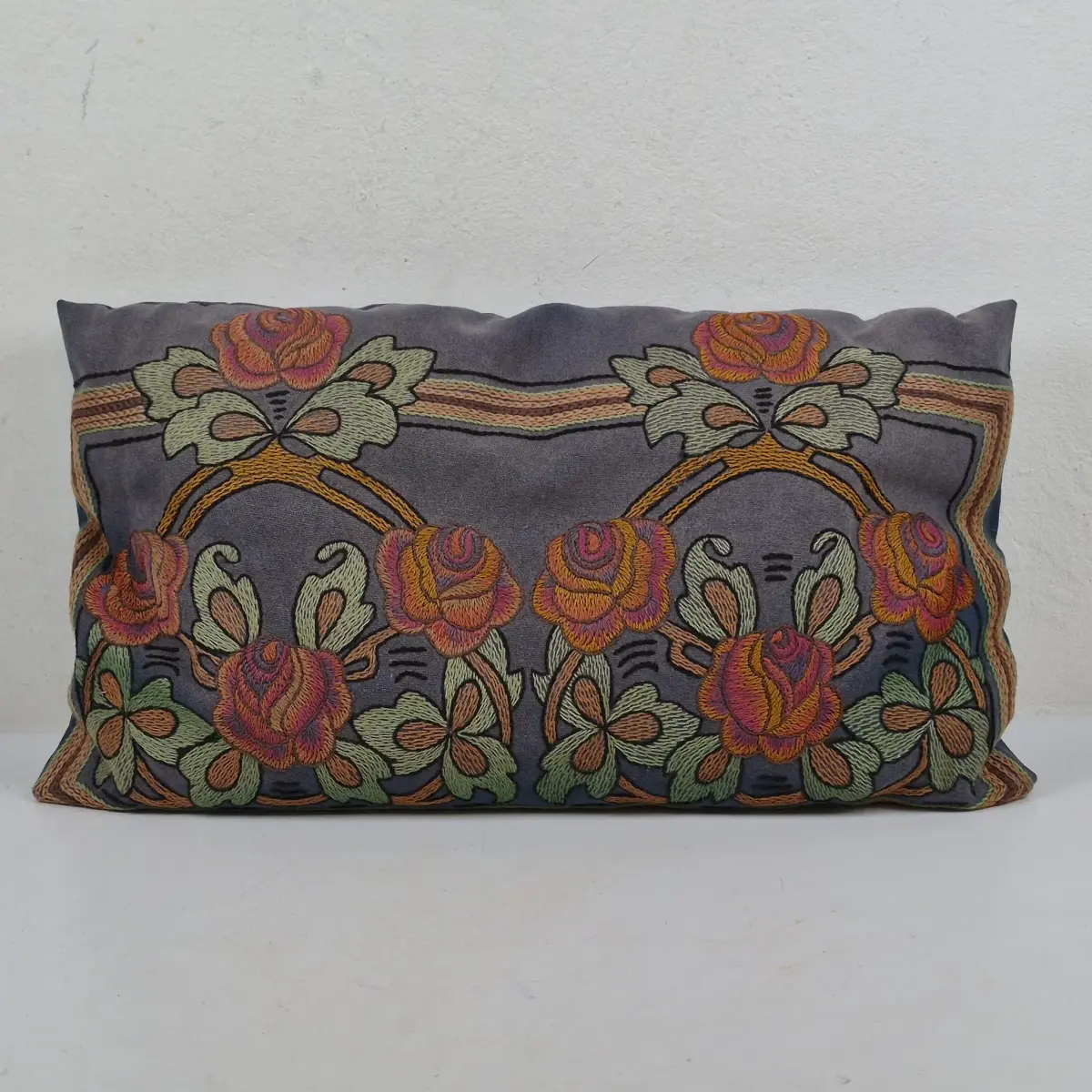 Broderad prydnadskudde i jugendstil - tidigt 1900-tal - Kudde - Soffkudde