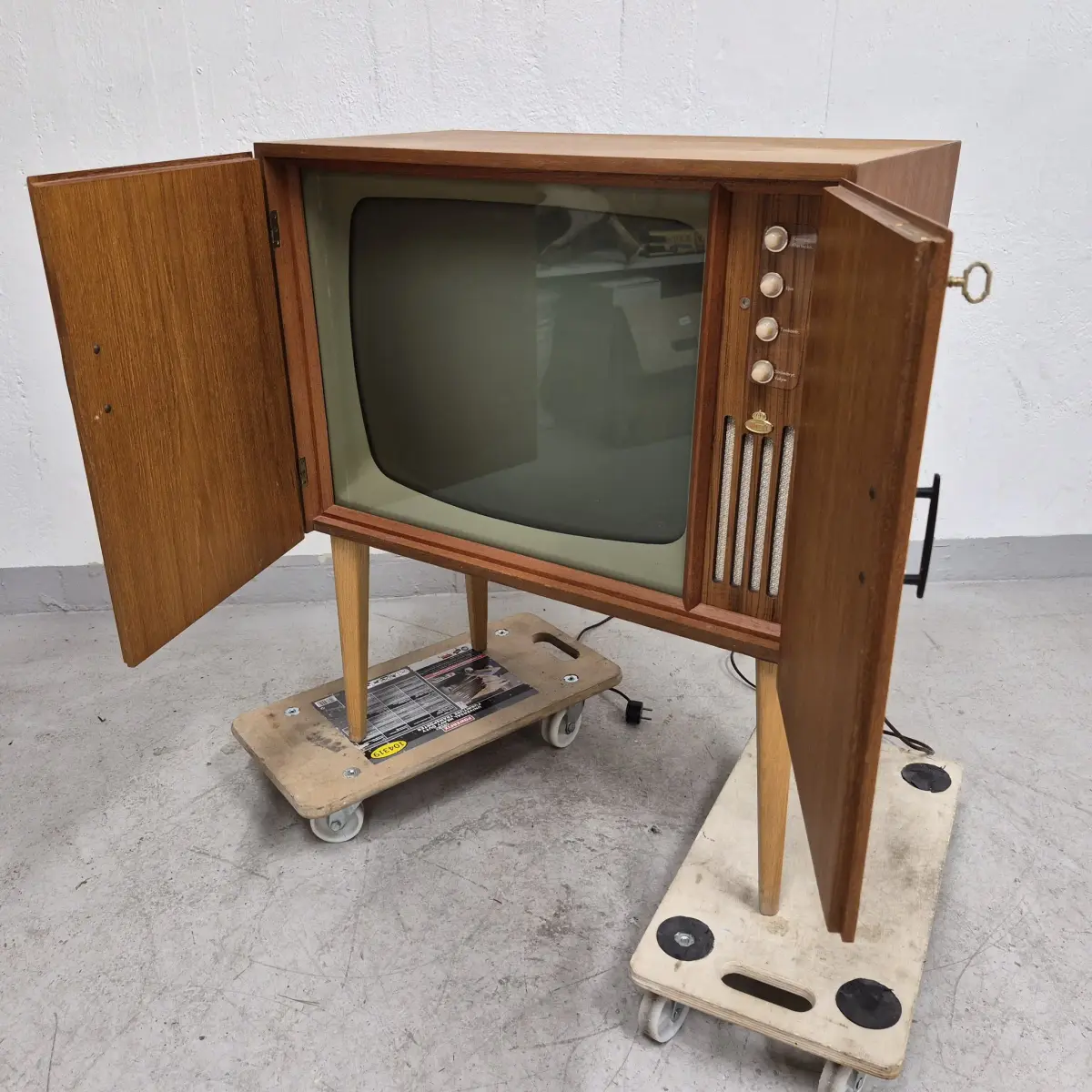 Äldre rör-TV i teak - TV i skåp - TV-möbel - TV-apparat - 1950 - 60 tal