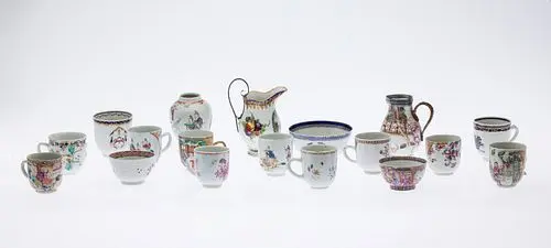18 Chinese Export Teacups, Vases and Bowls