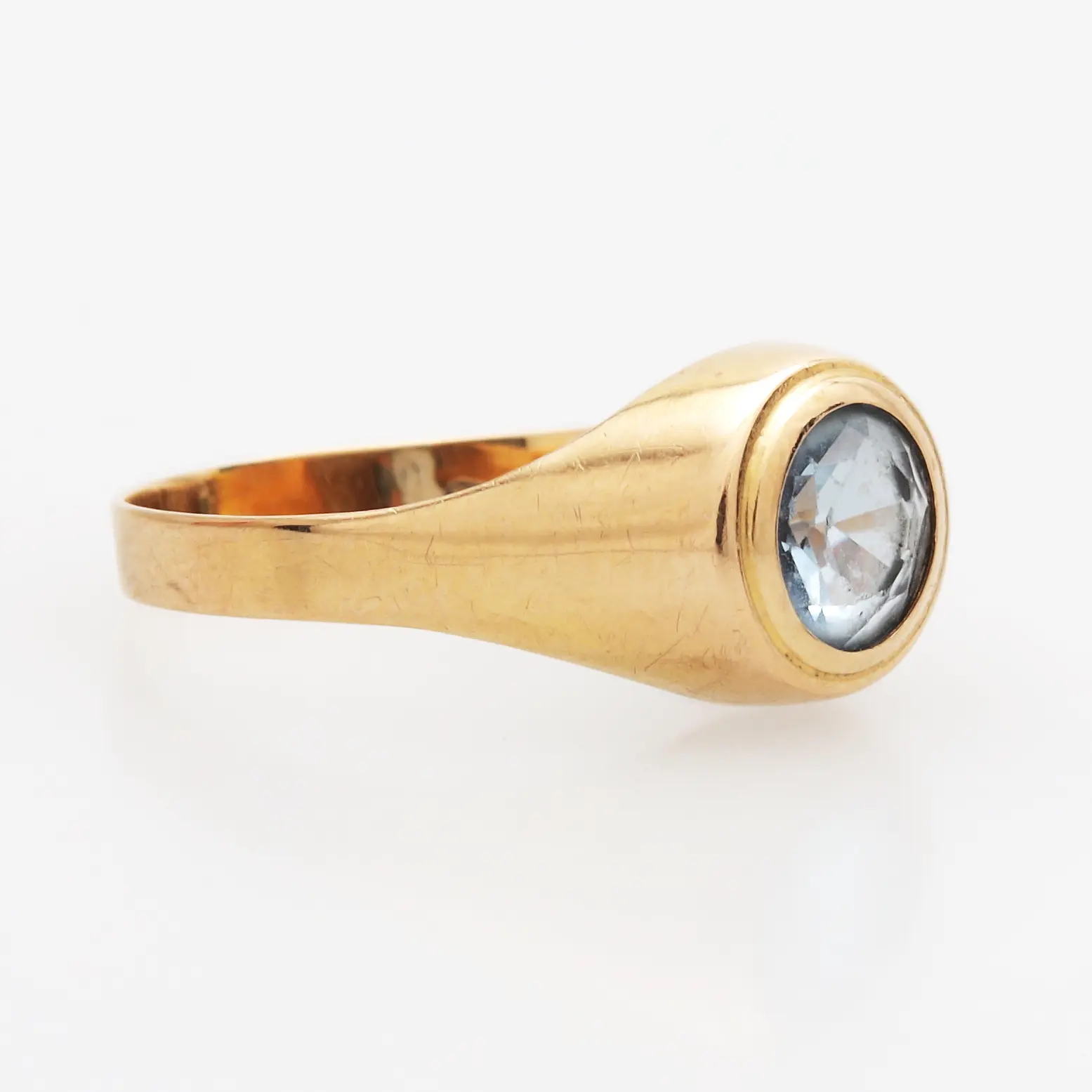 RING, guld 18k, med blå sten, vikt 2,14 gram.