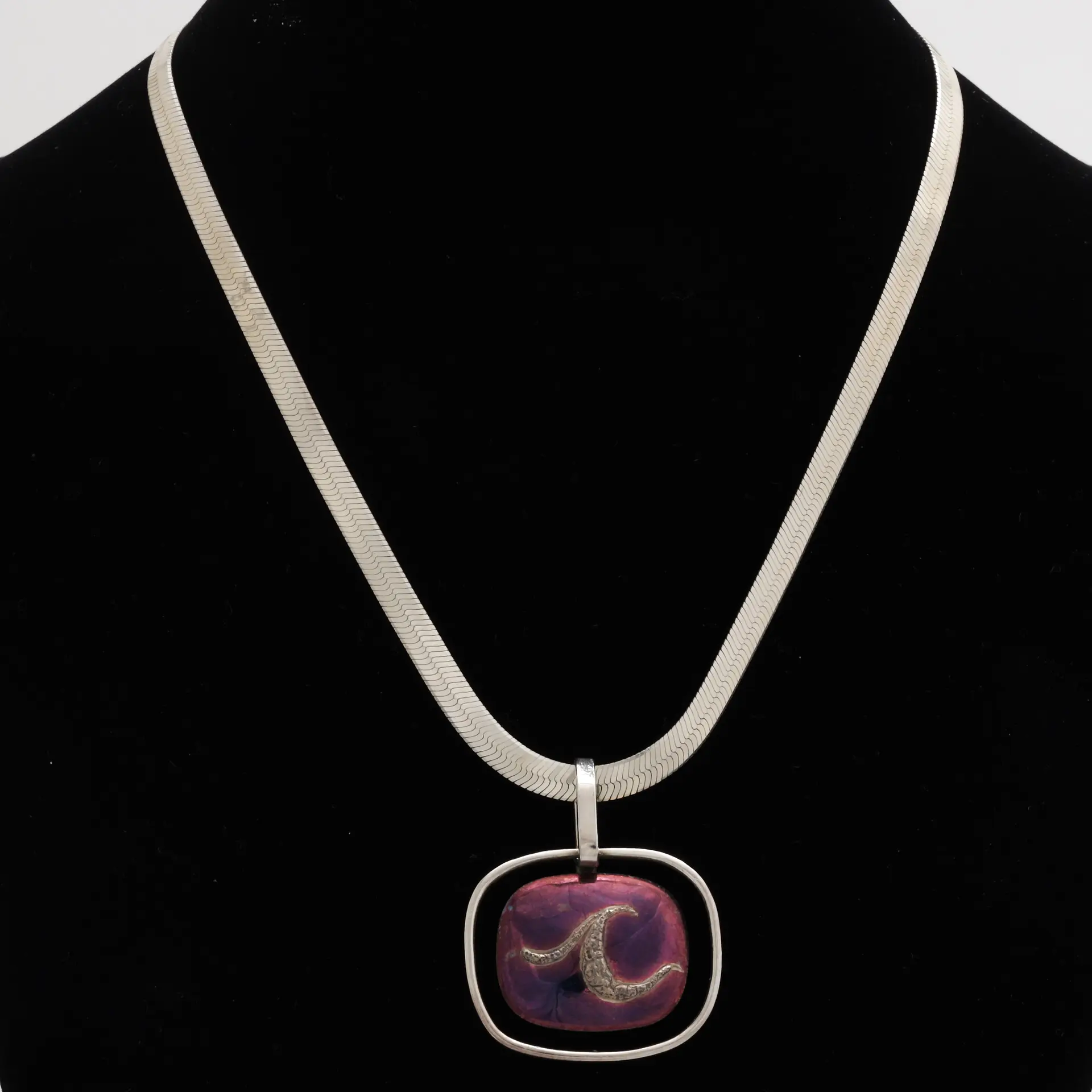 HALSBAND MED EMALJPLATTA, silver, totalvikt 22,6 gram.