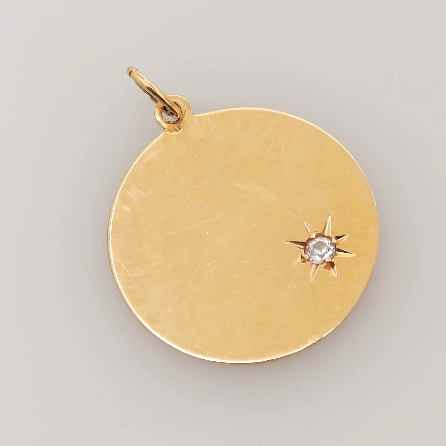HÄNGE, guld 18k, med vit sten, vikt 1,75 gram.