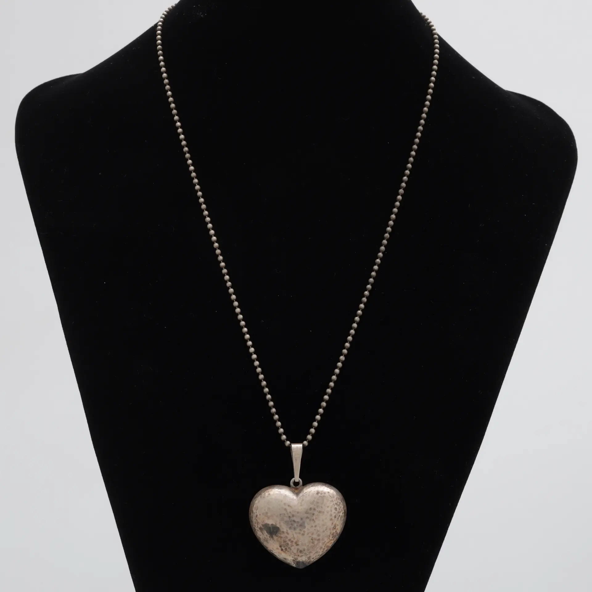 HALSBAND MED HJÄRTA, silver, totalvikt 13,9 gram.