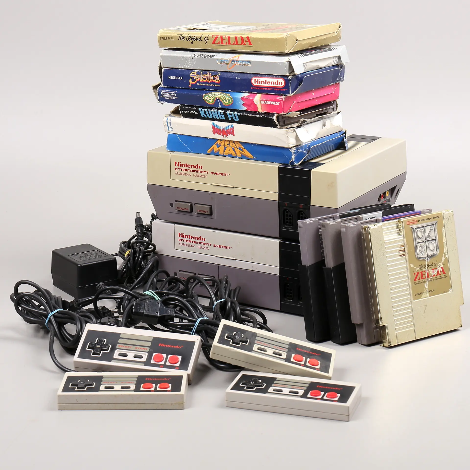 INTENDO NES, 2 st, med spel och kontroller, 1980-talet.