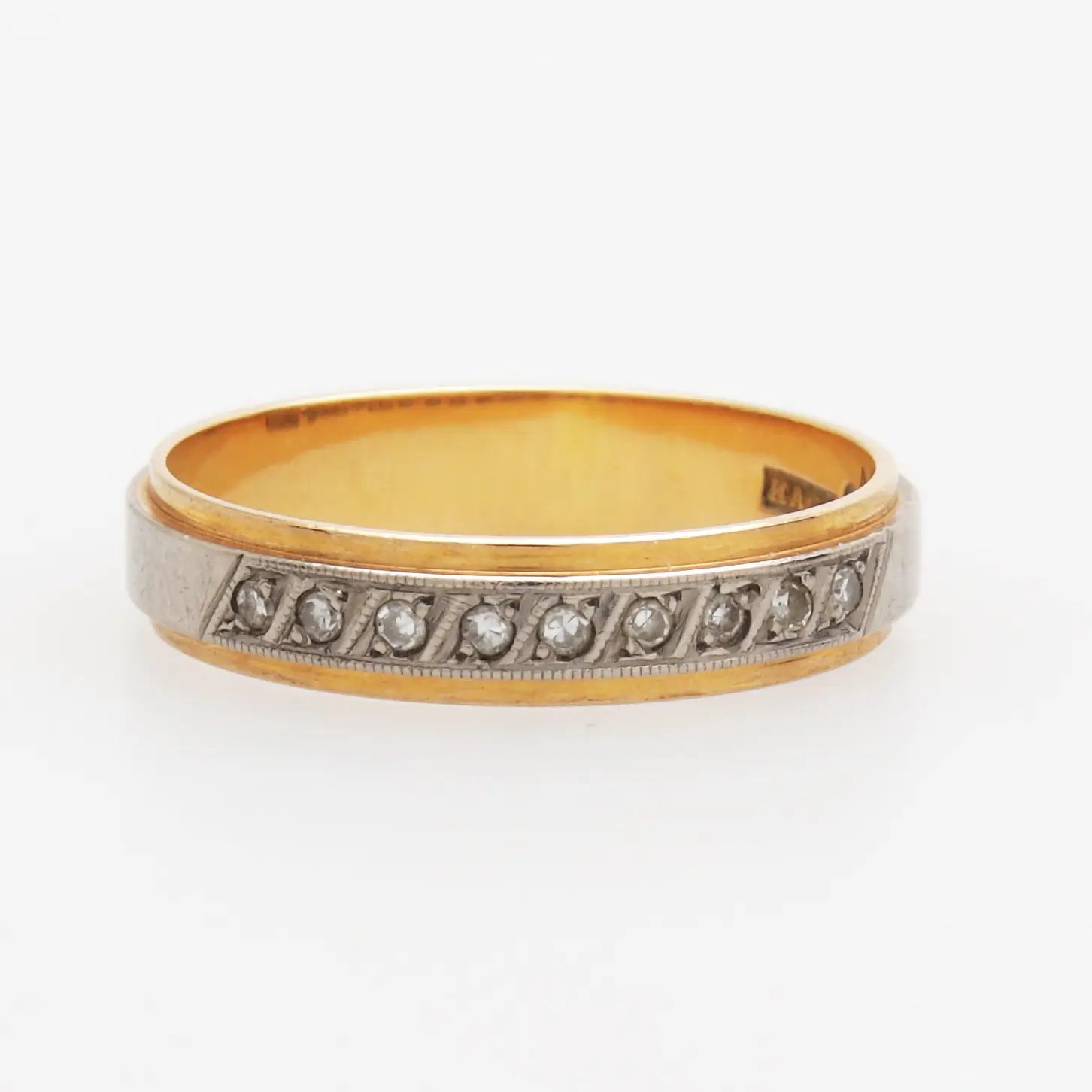 RING, guld 18k, med vita stenar, Huskvarna Guldsmedsverkstad 1966