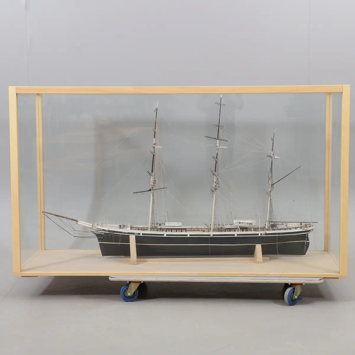 MODELLSKEPP I GLASMONTER, "Cutty Sark", 1900-tal.